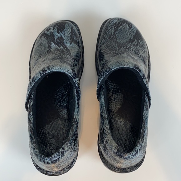 BOC Gray And Black Snake Print Clogs Size 7 - Picture 8 of 15